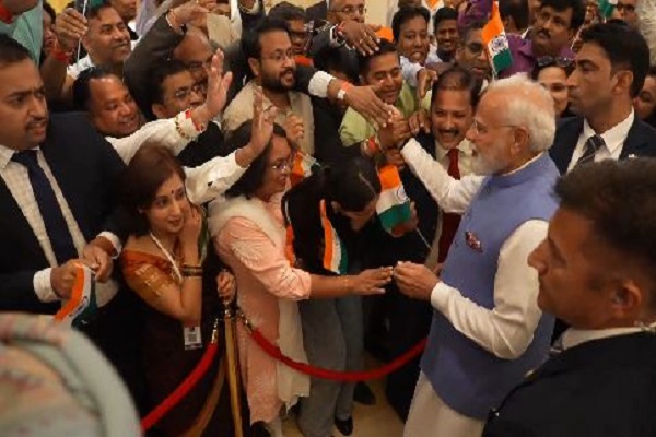 ओमान में पीएम मोदी का भव्य स्वागत, भारतीय समुदाय में दिखा जबर्दस्त उत्साह