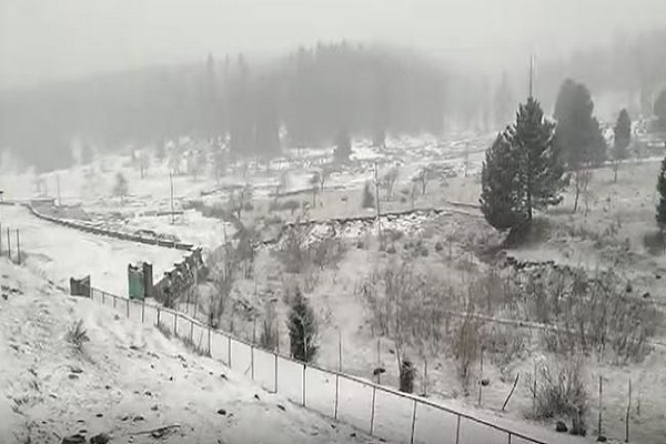 जम्मू-कश्मीर : श्रीनगर में न्यूनतम तापमान शून्य से ऊपर, गुलमर्ग-पहलगाम में शीतलहर का प्रकोप