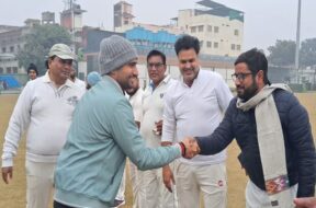 खिलाड़ियों से परिचय प्राप्त करते नगर आयुक्त हिमांशु नागपाल