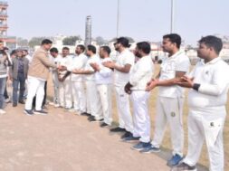 खिलाड़ियों से परिचय लेते अवधेश पाठक