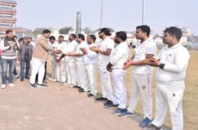 खिलाड़ियों से परिचय लेते अवधेश पाठक