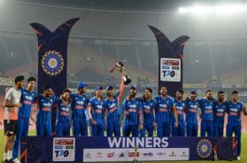 ट्रॉफी के साथ टीम इंडिया