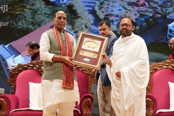 गुजरात : रक्षा मंत्री राजनाथ सिंह ने आदिवासी महिलाओं को रोजगार से जोड़ने वाले सेंटर का किया उद्घाटन