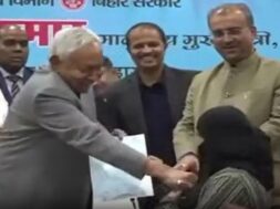 नीतीश कुमार ने महिला डॉक्टर का हिजाब खींचा