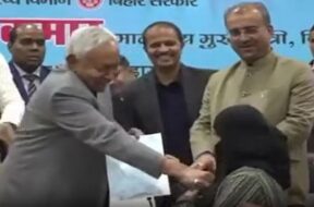 नीतीश कुमार ने महिला डॉक्टर का हिजाब खींचा