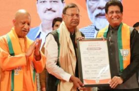 पंकज चौधरी को प्रमाणपत्र सौंपते पीयूष गोयल1