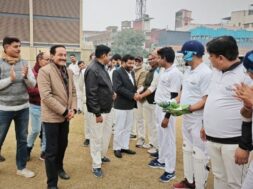 परिचय लेते मुख्य अतिथि