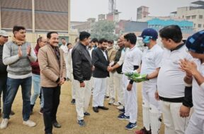 परिचय लेते मुख्य अतिथि