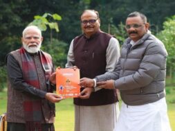 पीएम मोदी को आमंत्रण पत्र सौंपते