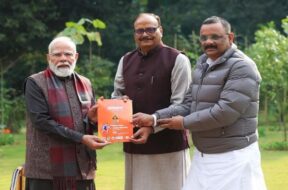 पीएम मोदी को आमंत्रण पत्र सौंपते