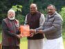 पीएम मोदी को आमंत्रण पत्र सौंपते