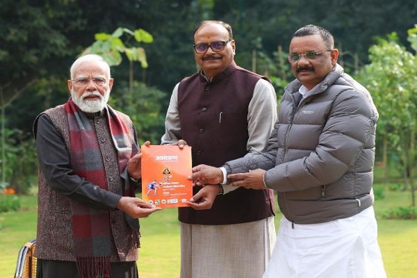 वाराणसी में सीनियर राष्ट्रीय वॉलीबॉल 4 जनवरी से, मेयर व डिप्टी सीएम ने पीएम मोदी को सौंपा आमंत्रण पत्र