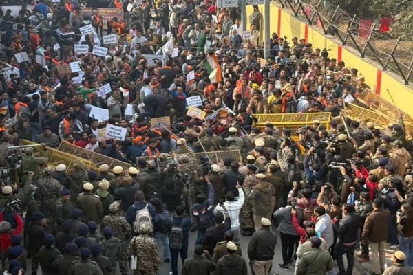 बांग्लादेश में हिन्दुओं पर बर्बरता के विरोध में दिल्ली स्थित बांग्लादेश उच्चायोग पास VHP का प्रदर्शन