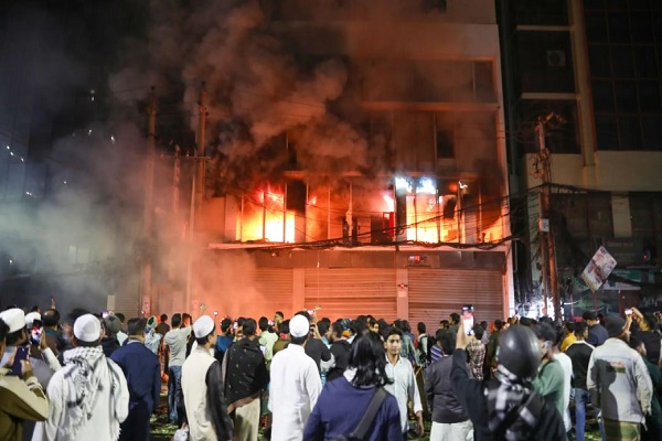 बांग्लादेश : शेख हसीना विरोधी नेता की मौत के बाद भड़की हिंसा, हिन्दू युवक की पीट-पीटकर हत्या, 2 न्यूज चैनल्स फूंके