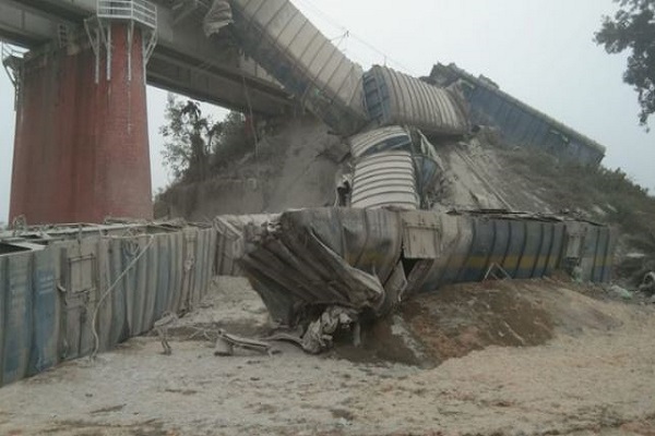 बिहार ट्रेन दुर्घटना : परिचालन कारणों से कुछ ट्रेनें निरस्त और अन्य का मार्ग परिवर्तन