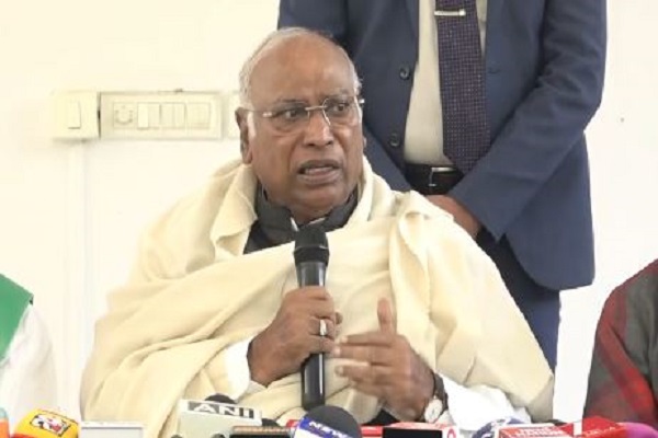 नेशनल हेराल्ड केस में सोनिया और राहुल को राहत मिलने पर कांग्रेस का हमला – पीएम मोदी और गृह मंत्री अमित शाह से मांगा इस्तीफा