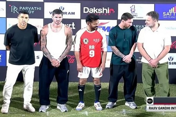 हैदराबाद के उप्पल स्टेडियम में मेसी ने सीएम रेड्डी संग खेला फुटबॉल मैच, राहुल गांधी को गिफ्ट की 10 नंबर की जर्सी