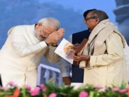 राम सुतार को नमन करते पीएम मोदी