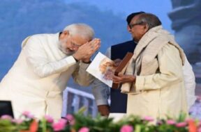 राम सुतार को नमन करते पीएम मोदी