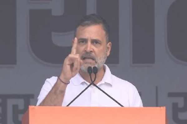 कांग्रेस की मेगा रैली में राहुल गांधी का भाजपा पर हल्ला बोल – ‘वे चुनाव के समय 10 हजार रुपये बांटते हैं, वोट चोरी करते हैं’