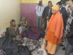 रैन बसेरे का निरीक्षण करने निकले सीएम योगी