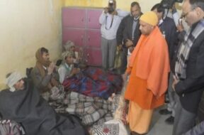 रैन बसेरे का निरीक्षण करने निकले सीएम योगी