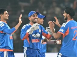 विकेट का जश्न मनाते भारतीय खिलाड़ी