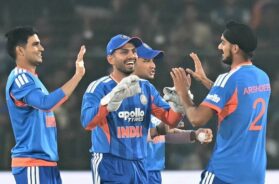 विकेट का जश्न मनाते भारतीय खिलाड़ी