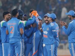 साथियों संग जश्न मनाते विराट कोहली