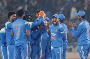 साथियों संग जश्न मनाते विराट कोहली