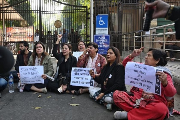 कुलदीप सेंगर की रिहाई के खिलाफ दिल्ली हाई कोर्ट के बाहर प्रदर्शन, रेप पीड़िता की मां बोलीं – दोषी को फांसी हो