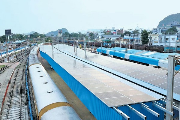 हरित ऊर्जा की राह पर भारतीय रेलवे : 2,626 स्टेशनों पर 898 मेगावाट सौर ऊर्जा का उपयोग
