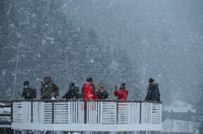 हल्की बारिश और बर्फबारी