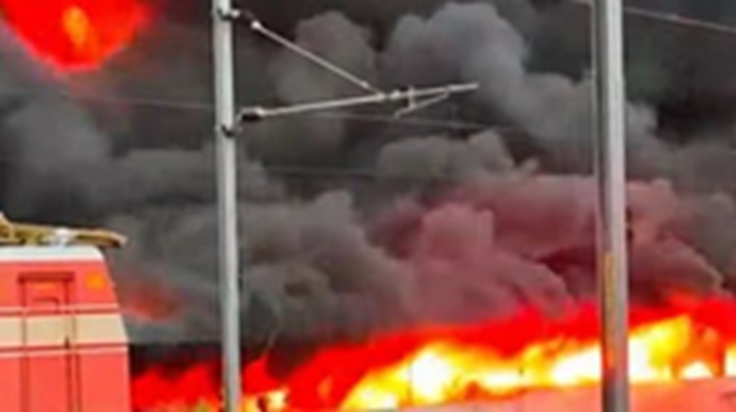 तमिलनाडु के त्रिशूर रेलवे स्टेशन बड़ा हादसा, पार्किंग एरिया में लगी भीषण आग, 200 गाड़ियां जली