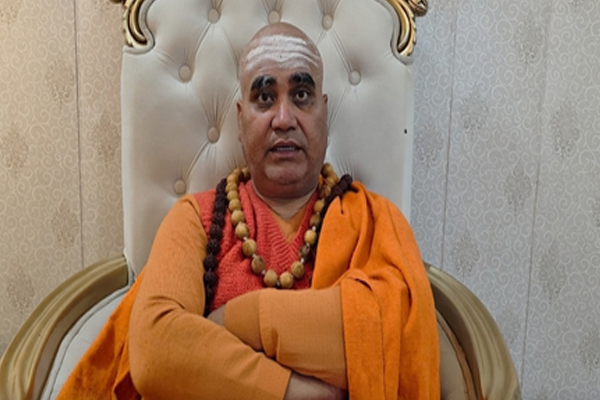 न्यूयॉर्क मेयर के शपथग्रहण के बाद भारत में छिड़ी बहस, संतों ने गीता-रामायण पर हाथ रख शपथ की मांग उठाई