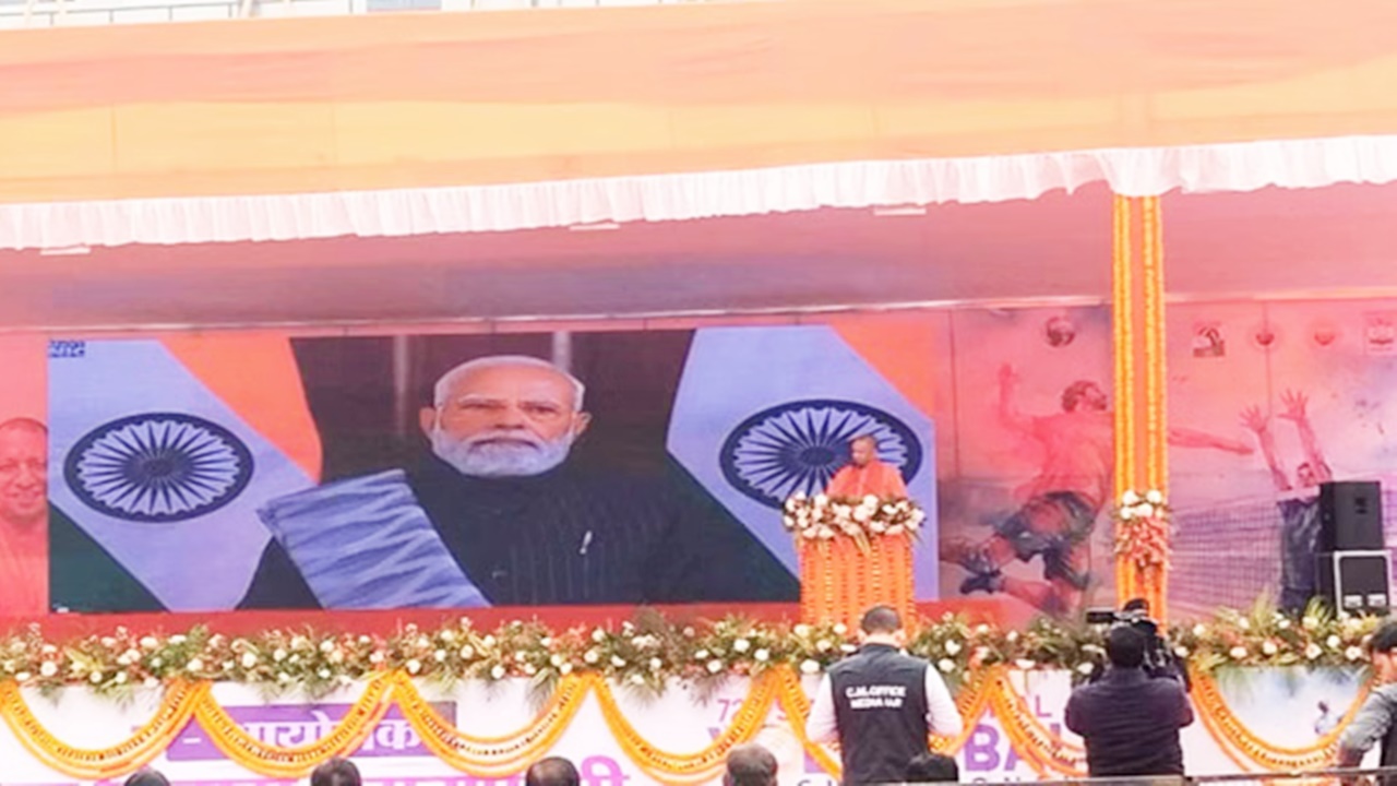 काशी वॉलीबॉल महाकुंभ का PM मोदी ने किया वर्चुअली उद्घाटन, कहा- खेल के मैदान में जेन – जी को तिरंगा फहराते देख हमें गर्व होता है