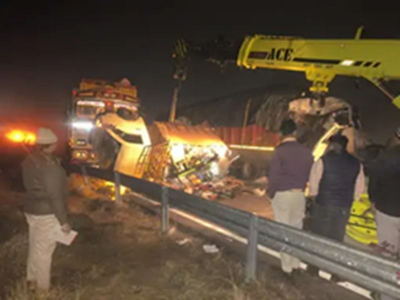 बीकानेर में बड़ा हादसा : भारतमाला हाईवे पर तेज रफ्तार ट्रेलर ने 8 को रौंदा, 4 लोगों की मौत व 4 घायल