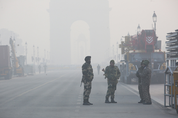 दिल्ली- NCR में प्रदूषण की मार : AQI 400 के पार, स्मॉग की मोटी चादर से ढका इलाका