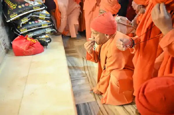 मकर संक्रांति 2026 : मुख्यमंत्री योगी ने गोरखनाथ मंदिर में तड़के चढ़ाई खिचड़ी, सीटी बजाकर हुए दंडवत, दर्शन को पहुंचे लाखों भक्त