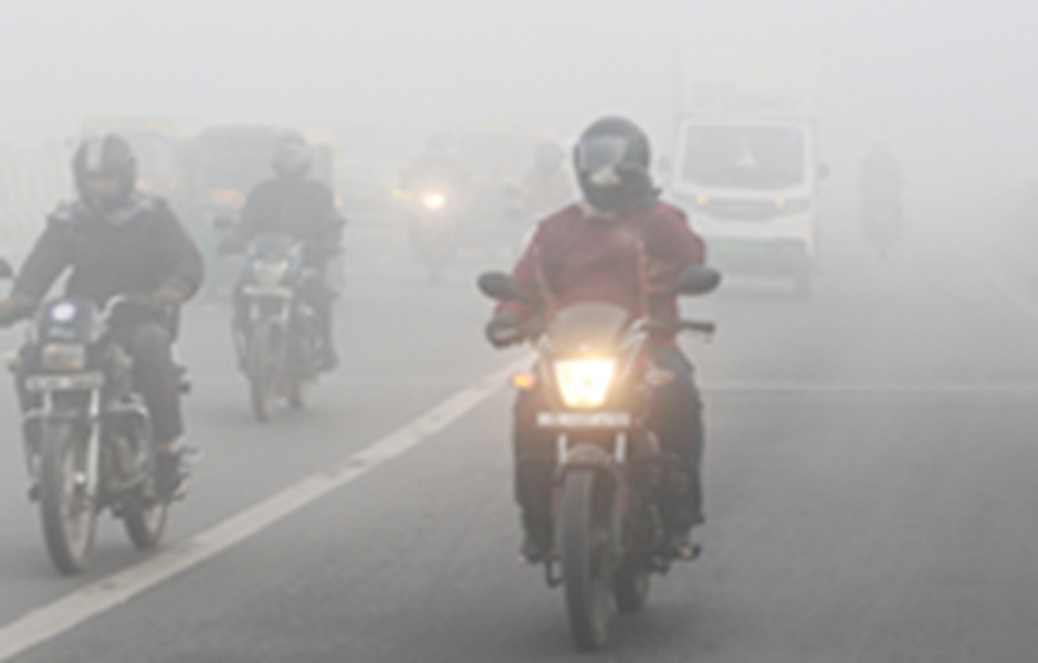 वेदर : कोहरे और ठंड की दोहरी मार के साथ-साथ गंभीर वायु प्रदूषण की चपेट में दिल्ली-एनसीआर, जनजीवन बेहाल