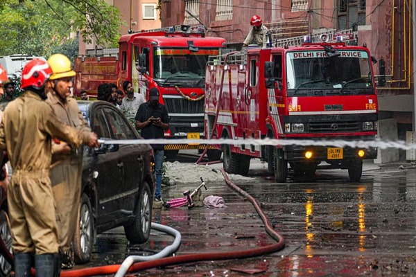 दिल्ली के आदर्श नगर में DMRC स्टाफ क्वार्टर में भीषण आग, मेट्रो असिस्टेंट इंजीनियर समेत तीन की मौत