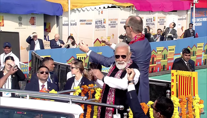इंटरनेशनल काइट फेस्टिवल का पीएम मोदी ने किया उद्घाटन : जर्मन चांसलर फ्रेडरिक मर्ज के साथ उड़ाई पतंग