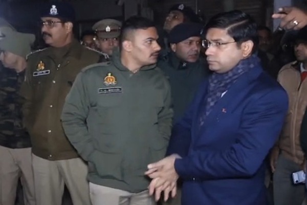 यूपी के संभल में बिजली चोरी के खिलाफ बड़ा अभियान, सड़कों पर उतरे डीएम-एसपी, बिजली चोरों में मचा हड़कंप