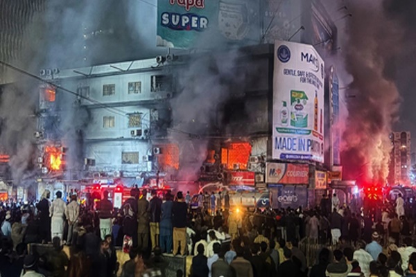 कराची में 13 घंटों तक दहकता रहा शॉपिंग प्लाजा, अग्निकांड में अब 14 लोगों की मौत, 70 से ज्यादा लापता