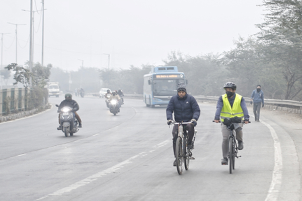 पहाड़ी इलाकों में लगातार हो रही बर्फबारी से दिल्ली-एनसीआर में बढ़ी ठंड, हवा से सुधरी वायुगुणवत्ता