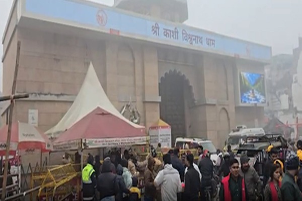 कड़ाके की ठंड के बावजूद बाबा विश्वनाथ के दर्शन को उमड़े श्रद्धालु, काशी में दिखा अपार उत्साह