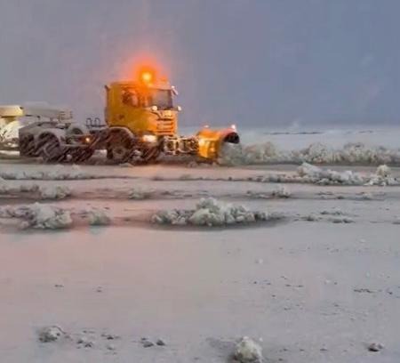 बर्फबारी के चलते सफेद चादर में ढका श्रीनगर : हवाई सेवाएं बाधित, एयरपोर्ट पर बर्फ हटाने का काम जारी