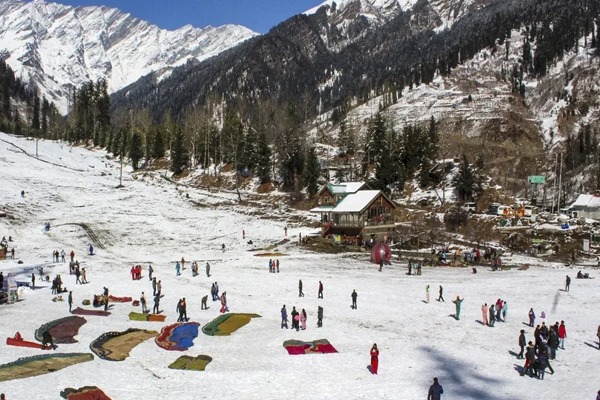 शिमला और मनाली में मौसम की पहली बर्फबारी, नजारों का लुत्फ उठाने बड़ी संख्या में पहुंचे पर्यटक