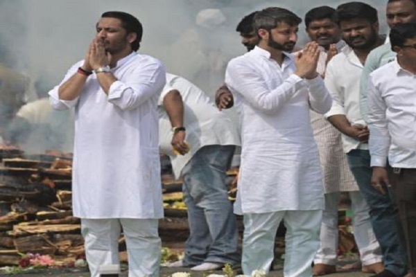 दिवंगत एनसीपी प्रमुख अजित पवार की अस्थियां बारामती की संगम नदी में विसर्जित, विमान दुर्घटना की CID जांच के आदेश