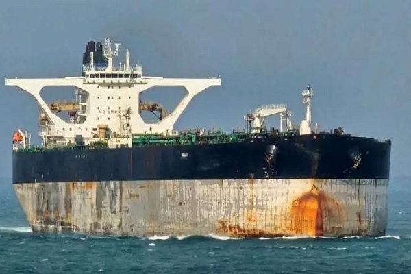 अमेरिकी तट रक्षक बल ने वेनेजुएला से जुड़े दो तेल टैंकरों को पकड़ा, एक पर था रूस का झंडा